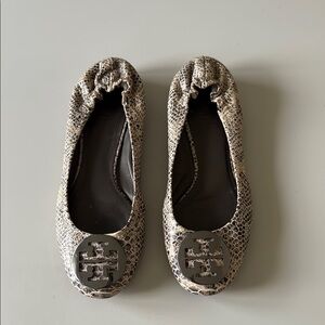 Tory Burch Black and Cream Flats with Elegant Design